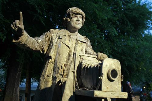 Một nghệ sĩ biểu diễn tại lễ hội tượng sống ở Bucharest ngày 22/5. THX/TTXVN Một nghệ sĩ biểu diễn tại lễ hội tượng sống ở Bucharest ngày 22/5. THX/TTXVN