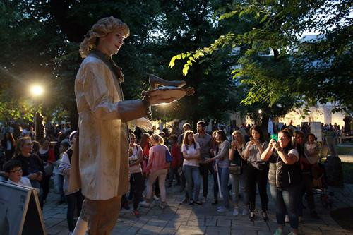 Một nghệ sĩ biểu diễn tại Lễ hội tượng sống ở Bucharest, ngày 22/5. THX/TTXVN Một nghệ sĩ biểu diễn tại Lễ hội tượng sống ở Bucharest, ngày 22/5. THX/TTXVN