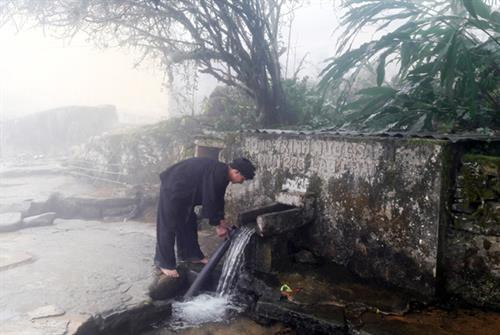 Từ ngày mùng 8 tháng Giêng, người Hà Nhì đen ở thôn Lao Chải 1 đã mổ gà, mổ chó làm lễ căng dây cấm bản trong 5 ngày để thực hiện lễ Gà Ma Do. Rạng sáng mùng 9 tháng Giêng, các gia đình làm cơm cúng tổ tiên ở bàn thờ gia tiên. Một người cao tuổi trong thôn được lựa chọn mang lửa đến đầu nguồn nước của bản để nổi lửa đun nước. Mỗi gia đình cử một nam thanh niên mang một thanh củi đến góp và tham gia lễ cúng đầu nguồn nước. Mọi người cùng thu gom rác, dọn vệ sinh, làm sạch khu vực có nguồn nước của bản. Thầy cúng mổ một đôi gà trống mái làm lễ hiến tế Thần Nước. Các lễ vật gồm thịt gà, thịt lợn, chè gừng, rau, rượu… được đặt lên bàn thờ đá. Hai thầy cúng làm lễ cúng thể hiện sự thành kính, tri ân Thần Nước, cầu mong vị thần ban cho thôn những điều tốt đẹp. Sau lễ cúng Thần Nước, thầy cúng là người đầu tiên được phép lấy nước để mang đi làm lễ cúng Thần Rừng tại rừng cấm của thôn. Đại diện các gia đình khấn vái trước bàn thờ đá với tâm nguyện bảo vệ nguồn nước của thôn. Từ ngày mùng 8 tháng Giêng, người Hà Nhì đen ở thôn Lao Chải 1 đã mổ gà, mổ chó làm lễ căng dây cấm bản trong 5 ngày để thực hiện lễ Gà Ma Do. Rạng sáng mùng 9 tháng Giêng, các gia đình làm cơm cúng tổ tiên ở bàn thờ gia tiên. Một người cao tuổi trong thôn được lựa chọn mang lửa đến đầu nguồn nước của bản để nổi lửa đun nước. Mỗi gia đình cử một nam thanh niên mang một thanh củi đến góp và tham gia lễ cúng đầu nguồn nước. Mọi người cùng thu gom rác, dọn vệ sinh, làm sạch khu vực có nguồn nước của bản. Thầy cúng mổ một đôi gà trống mái làm lễ hiến tế Thần Nước. Các lễ vật gồm thịt gà, thịt lợn, chè gừng, rau, rượu… được đặt lên bàn thờ đá. Hai thầy cúng làm lễ cúng thể hiện sự thành kính, tri ân Thần Nước, cầu mong vị thần ban cho thôn những điều tốt đẹp. Sau lễ cúng Thần Nước, thầy cúng là người đầu tiên được phép lấy nước để mang đi làm lễ cúng Thần Rừng tại rừng cấm của thôn. Đại diện các gia đình khấn vái trước bàn thờ đá với tâm nguyện bảo vệ nguồn nước của thôn.
