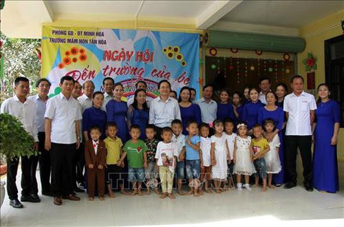 Bộ trưởng Phùng Xuân Nhạ dự lễ khai giảng cùng thầy trò Trường mầm non Tân Hoá, huyện Minh Hóa (Quảng Bình). Ảnh: Văn Tý-TTXVN Bộ trưởng Phùng Xuân Nhạ dự lễ khai giảng cùng thầy trò Trường mầm non Tân Hoá, huyện Minh Hóa (Quảng Bình). Ảnh: Văn Tý-TTXVN