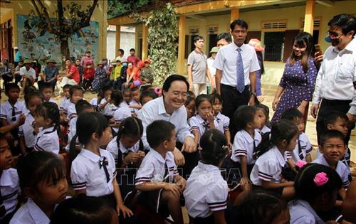 Bộ trưởng Phùng Xuân Nhạ với học sinh Trường tiểu học Tân Hoá, huyện Minh Hóa (Quảng Bình). Ảnh: Văn Tý-TTXVN Bộ trưởng Phùng Xuân Nhạ với học sinh Trường tiểu học Tân Hoá, huyện Minh Hóa (Quảng Bình). Ảnh: Văn Tý-TTXVN