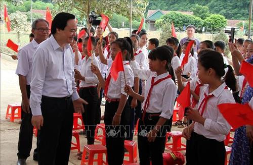 Bộ trưởng Phùng Xuân Nhạ dự lễ khai giảng cùng thầy trò Trường Trung học cơ sở Tân Hoá, huyện Minh Hóa (Quảng Bình). Ảnh: Văn Tý-TTXVN Bộ trưởng Phùng Xuân Nhạ dự lễ khai giảng cùng thầy trò Trường Trung học cơ sở Tân Hoá, huyện Minh Hóa (Quảng Bình). Ảnh: Văn Tý-TTXVN