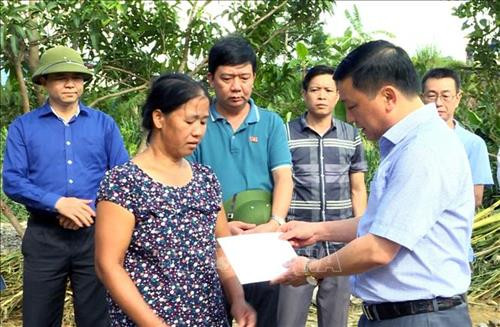 Phó Chủ tịch Thường trực UBND tỉnh Hà Giang Nguyễn Minh Tiến thăm hỏi, động viên và tặng quà gia đình chị Nguyễn Thị Vui ở thôn Nà Tèn, thị trấn Yên Minh (Yên Minh, Hà Giang) bị lũ cuốn trôi nhà. Ảnh: TTXVN phát Phó Chủ tịch Thường trực UBND tỉnh Hà Giang Nguyễn Minh Tiến thăm hỏi, động viên và tặng quà gia đình chị Nguyễn Thị Vui ở thôn Nà Tèn, thị trấn Yên Minh (Yên Minh, Hà Giang) bị lũ cuốn trôi nhà. Ảnh: TTXVN phát
