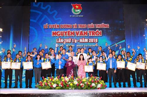 Bí thư Trung ương Đoàn Bùi Quang Huy và Phó Bí thư Thành ủy Thành phố Hồ Chí Minh Võ Thị Dung cùng các đại biểu và 32 điển hình thanh niên công nhân tiêu biểu tại buổi ễ . Ảnh: Thanh Vũ-TTXVN Bí thư Trung ương Đoàn Bùi Quang Huy và Phó Bí thư Thành ủy Thành phố Hồ Chí Minh Võ Thị Dung cùng các đại biểu và 32 điển hình thanh niên công nhân tiêu biểu tại buổi ễ . Ảnh: Thanh Vũ-TTXVN