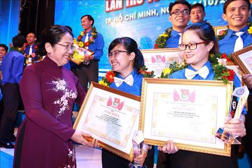 Phó Bí thư Thành ủy Thành phố Hồ Chí Minh Võ Thị Dung tặng hoa cho các điển hình. Ảnh: Thanh Vũ-TTXVN Phó Bí thư Thành ủy Thành phố Hồ Chí Minh Võ Thị Dung tặng hoa cho các điển hình. Ảnh: Thanh Vũ-TTXVN