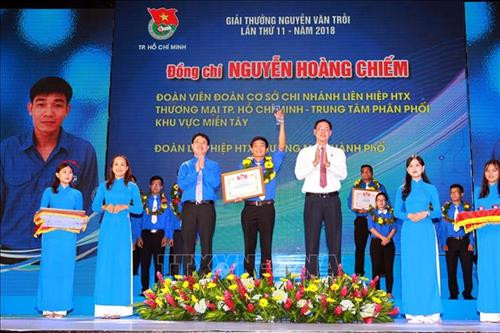Bí thư Thành đoàn Thành phố Hồ Chí Minh Phạm Hồng Sơn (trái) cùng lãnh đạo Thành phố trao Bằng khen và cho các điển hình thanh niên công nhân tiêu biểu năm 2018. Ảnh: Thanh Vũ-TTXVN Bí thư Thành đoàn Thành phố Hồ Chí Minh Phạm Hồng Sơn (trái) cùng lãnh đạo Thành phố trao Bằng khen và cho các điển hình thanh niên công nhân tiêu biểu năm 2018. Ảnh: Thanh Vũ-TTXVN