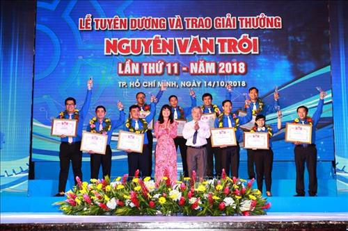 Chủ tịch Liên đoàn Lao động Thành phố Hồ Chí Minh Trần Thị Diệu Thúy cùng lãnh đạo Thành phố trao Bằng khen cho các điển hình thanh niên công nhân tiêu biểu năm 2018. Ảnh: Thanh Vũ-TTXVN Chủ tịch Liên đoàn Lao động Thành phố Hồ Chí Minh Trần Thị Diệu Thúy cùng lãnh đạo Thành phố trao Bằng khen cho các điển hình thanh niên công nhân tiêu biểu năm 2018. Ảnh: Thanh Vũ-TTXVN