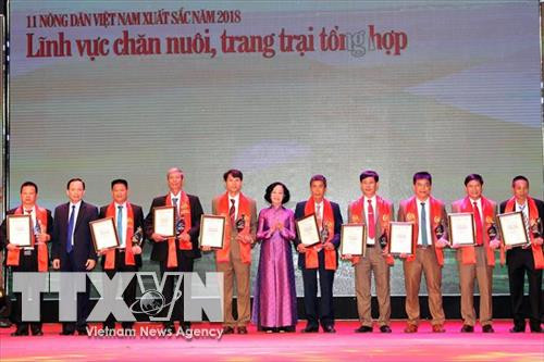 Đồng chí Trương Thị Mai, Ủy viên Bộ Chính trị, Bí thư Trung ương Đảng, Trưởng ban Dân vận Trung ương, trao Cup và Danh hiệu nông dân Việt Nam xuất sắc năm 2018 cho các cá nhân tại buổi lễ. Ảnh: Trọng Đức - TTXVN Đồng chí Trương Thị Mai, Ủy viên Bộ Chính trị, Bí thư Trung ương Đảng, Trưởng ban Dân vận Trung ương, trao Cup và Danh hiệu nông dân Việt Nam xuất sắc năm 2018 cho các cá nhân tại buổi lễ. Ảnh: Trọng Đức - TTXVN