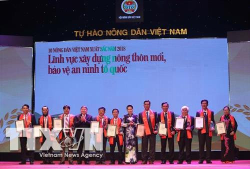 Chủ tịch Quốc hội Nguyễn Thị Kim Ngân và Chủ tịch Trung ương Hội Nông dân Việt Nam Thào Xuân Sùng trao Cup và Danh hiệu nông dân Việt Nam xuất sắc năm 2018 (lĩnh vực xây dựng nông thôn mới và bảo vệ an ninh Tổ quốc) tại buổi lễ. Ảnh: Vũ Sinh - TTXVN Chủ tịch Quốc hội Nguyễn Thị Kim Ngân và Chủ tịch Trung ương Hội Nông dân Việt Nam Thào Xuân Sùng trao Cup và Danh hiệu nông dân Việt Nam xuất sắc năm 2018 (lĩnh vực xây dựng nông thôn mới và bảo vệ an ninh Tổ quốc) tại buổi lễ. Ảnh: Vũ Sinh - TTXVN