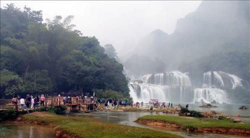 Nhiều du khách về thăm thác Bản Giốc trong ngày lễ hội. Ảnh: Quốc Đạt -TTXVN Nhiều du khách về thăm thác Bản Giốc trong ngày lễ hội. Ảnh: Quốc Đạt -TTXVN