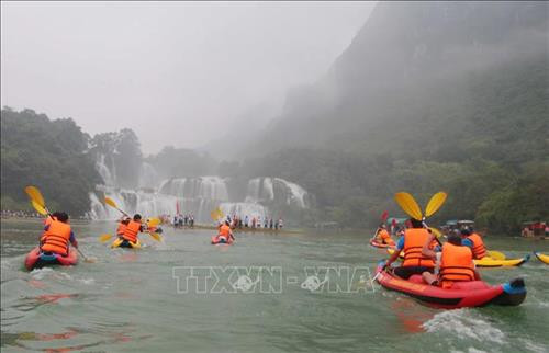 Đua thuyền Kayak trong Lễ hội du lịch thác Bản Giốc. Ảnh: Quốc Đạt -TTXVN Đua thuyền Kayak trong Lễ hội du lịch thác Bản Giốc. Ảnh: Quốc Đạt -TTXVN