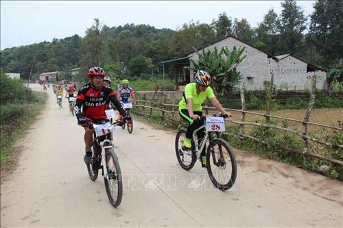 Đua xe đạp địa hình trong Lễ hội du lịch thác Bản Giốc. Ảnh: Quốc Đạt -TTXVN Đua xe đạp địa hình trong Lễ hội du lịch thác Bản Giốc. Ảnh: Quốc Đạt -TTXVN