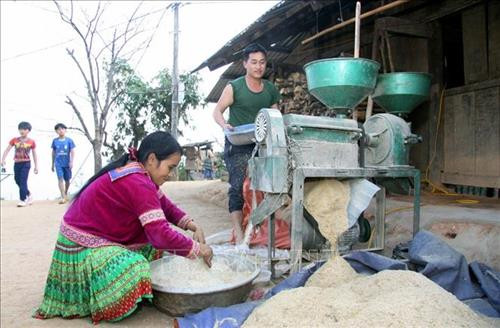 Điện về bản, hộ anh Giàng A Súa ở bản Nậm Vạc 1, xã Nậm Ban, huyện Nậm Nhùn (Lai Châu) đã khởi động được máy sát. Ảnh: Việt Hoàng - TTXVN