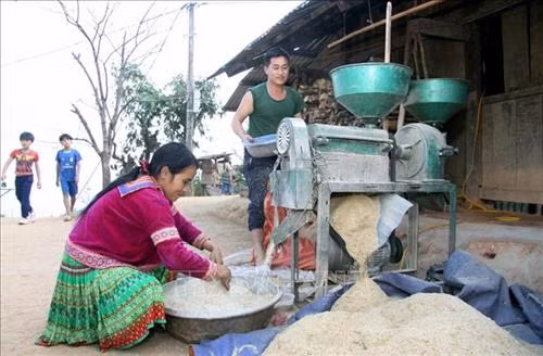 Điện về bản, hộ anh Giàng A Súa ở bản Nậm Vạc 1, xã Nậm Ban, huyện Nậm Nhùn (Lai Châu) đã khởi động được máy sát. Ảnh: Việt Hoàng - TTXVN