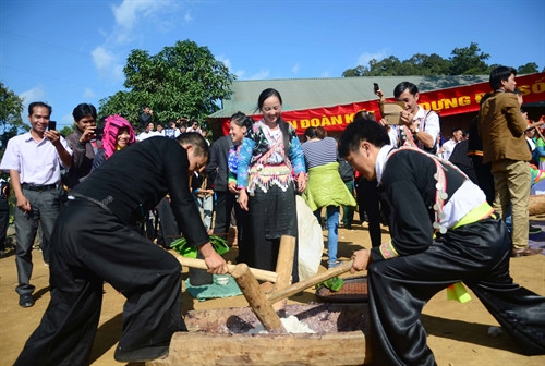 Thi giã bánh dày tại ngày hội. Ảnh: Xuân Tư – TTXVN