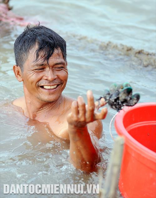Ngư dân Phạm Văn Còn được mệnh danh là người của biển, hiện có gần 90ha nuôi nghêu, vẹm xanh, sò huyết… trên vùng bãi bồi ven biển xã Nam Thái (An Biên, Kiên Giang).