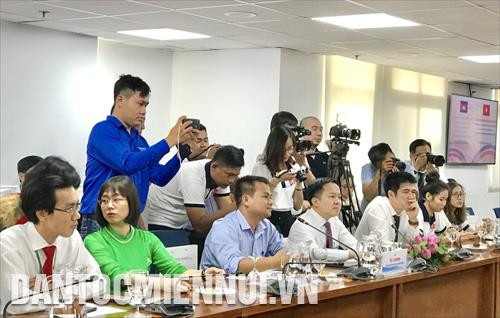 Các nhà báo trẻ đến từ các tỉnh biên giới Việt Nam - Campuchia tham gia giao lưu và tác nghiệp tại Ngày hội giao lưu các nhà báo trẻ, thanh niên, sinh viên các tỉnh biên giới Việt Nam - Campuchia 2019