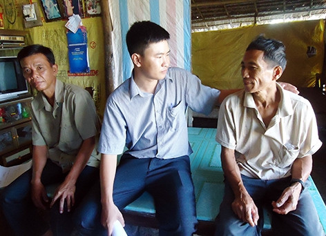 Nhờ sự quan tâm, chăm lo của chính quyền địa phương mà gia đình ông Phạm Văn Dũng (phải), ở ấp Bình Lợi, xã Long Bình vươn lên thoát nghèo.