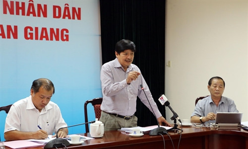 Phó Chủ tịch UBND tỉnh An Giang Hồ Việt Hiệp trả lời các câu hỏi của phóng viên tại cuộc họp báo. Ảnh: Công Mạo-TTXVN Phó Chủ tịch UBND tỉnh An Giang Hồ Việt Hiệp trả lời các câu hỏi của phóng viên tại cuộc họp báo. Ảnh: Công Mạo-TTXVN