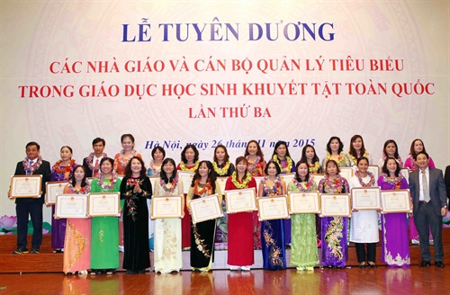 Thứ trưởng Bộ Giáo dục và Đào tạo Nguyễn Thị Nghĩa trao tặng Bằng khen cho các nhà giáo, cán bộ quản lý tiêu biểu. Ảnh: Quý Trung- TTXVN Thứ trưởng Bộ Giáo dục và Đào tạo Nguyễn Thị Nghĩa trao tặng Bằng khen cho các nhà giáo, cán bộ quản lý tiêu biểu. Ảnh: Quý Trung- TTXVN