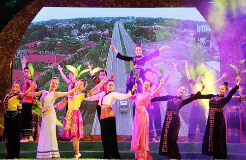 Biểu diễn nghệ thuật tại Lễ khai mạc văn hóa trà và văn hóa ASEAN. Ảnh: Hoàng Nguyên - TTXVN Biểu diễn nghệ thuật tại Lễ khai mạc văn hóa trà và văn hóa ASEAN. Ảnh: Hoàng Nguyên - TTXVN