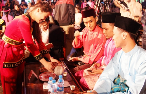 Mời trà khách quốc tế tại Lễ khai mạc văn hóa trà và văn hóa ASEAN. Ảnh: Hoàng Nguyên – TTXVN Mời trà khách quốc tế tại Lễ khai mạc văn hóa trà và văn hóa ASEAN. Ảnh: Hoàng Nguyên – TTXVN