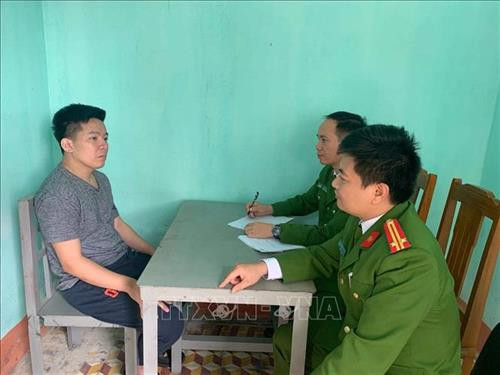 Lấy lời khai của đối tượng trong đường dây cho vay nặng lãi bị bắt giữ. Ảnh: Trịnh Duy Hưng - TTXVN Lấy lời khai của đối tượng trong đường dây cho vay nặng lãi bị bắt giữ. Ảnh: Trịnh Duy Hưng - TTXVN