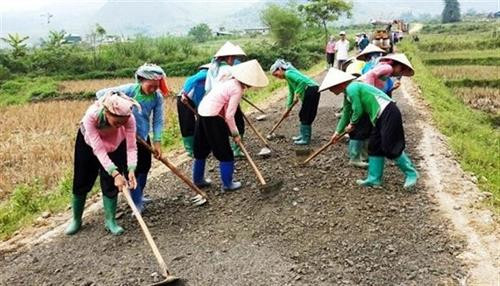 Nhà nước hỗ trợ, người dân xã Sang Thàng (thành phố Lai Châu) hiến đất, góp công làm đường giao thông. Ảnh: Việt Hoàng - TTXVN Nhà nước hỗ trợ, người dân xã Sang Thàng (thành phố Lai Châu) hiến đất, góp công làm đường giao thông. Ảnh: Việt Hoàng - TTXVN