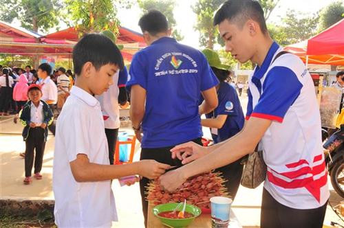 Hoạt động xuân biên giới. Ảnh: K GỬIH-TTXVN