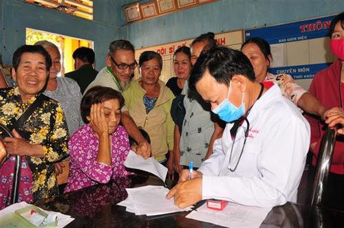 Đoàn tổ chức khám bệnh cho bà con. Ảnh: K GỬIH-TTXVN