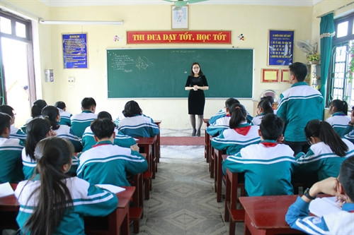 Cô Phương trong giờ Toán tại Trường THCS Lý Tự Trọng. Ảnh: Thùy Dung - TTXVN Cô Phương trong giờ Toán tại Trường THCS Lý Tự Trọng. Ảnh: Thùy Dung - TTXVN