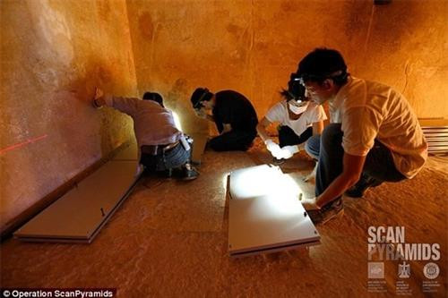 Kim tự tháp Ai Cập đã được người xưa xây dựng bằng những khối đá khổng lồ. Có những khối đá nặng đến 2,5 - 15 tấn. Trong suốt nhiều thập kỷ, các chuyên gia cố gắng giải mã bí ẩn về người người Ai Cập cổ đại làm thế nào để di chuyển khối đá khổng lồ xây dựng kim tự tháp. Sau quá trình nghiên cứu, các chuyên gia đã tìm ra câu trả lời. Chỉ với công cụ thô sơ là thành trượt, người Ai Cập cổ đã vận chuyển những khối đá khổng lồ xây kim tự tháp. Để làm được điều này, họ đặt tảng đá lên thanh trượt và làm ướt cát sa mạc ở phía dưới giúp giảm ma sát. Nhờ vậy, người Ai Cập có thể dễ dàng kéo di chuyển những tảng đá lớn hơn đến vị trí xây dựng kim tự tháp. Các chuyên gia không khỏi bất ngờ khi phát hiện một số đường hầm trong lòng kim tự tháp. Trong số này có thể kể đến hai đường hầm trong lòng kim tự tháp Cheops. Hai đường hầm này được phát hiện vào năm 1872. Kể từ đó, các nhà khoa học vào cuộc tìm hiểu mục đích của những đường hầm này. Có giả thuyết cho rằng những đường hầm trên là ống thông gió. Một số khác thì cho rằng đó là những đường hành lang dành riêng cho linh hồn của các pharaon đi vào cõi bất tử. Cho đến nay, bí ẩn này vẫn chưa được làm sáng tỏ. Kim tự tháp của người Ai Cập ẩn chứa rất nhiều bí mật, trong đó có nhiều điều chưa được giải mã. Thời gian qua, thế giới vô cùng kinh ngạc và cảm thấy thú vị khi các chuyên gia phát hiện 2 gian phòng chưa từng được biết tới, nằm ẩn giấu bí mật trong lòng Đại kim tự tháp Giza. Không gian bí ẩn trên đã được con người dự đoán từ lâu nhưng mãi đến gần đây mới phát hiện ra nhờ sự tiến bộ của khoa học. Đại kim tự tháp Giza, hay còn được biết tới với tên gọi kim tự tháp Khufu, được xem là một trong 7 kỳ quan của thế giới cổ đại. Kim tự tháp này có 3 gian phòng đã được biết tới. Kim tự tháp Ai Cập đã được người xưa xây dựng bằng những khối đá khổng lồ. Có những khối đá nặng đến 2,5 - 15 tấn. Trong suốt nhiều thập kỷ, các chuyên gia cố gắng giải mã bí ẩn về người người Ai Cập cổ đại làm thế nào để di chuyển khối đá khổng lồ xây dựng kim tự tháp. Sau quá trình nghiên cứu, các chuyên gia đã tìm ra câu trả lời. Chỉ với công cụ thô sơ là thành trượt, người Ai Cập cổ đã vận chuyển những khối đá khổng lồ xây kim tự tháp. Để làm được điều này, họ đặt tảng đá lên thanh trượt và làm ướt cát sa mạc ở phía dưới giúp giảm ma sát. Nhờ vậy, người Ai Cập có thể dễ dàng kéo di chuyển những tảng đá lớn hơn đến vị trí xây dựng kim tự tháp. Các chuyên gia không khỏi bất ngờ khi phát hiện một số đường hầm trong lòng kim tự tháp. Trong số này có thể kể đến hai đường hầm trong lòng kim tự tháp Cheops. Hai đường hầm này được phát hiện vào năm 1872. Kể từ đó, các nhà khoa học vào cuộc tìm hiểu mục đích của những đường hầm này. Có giả thuyết cho rằng những đường hầm trên là ống thông gió. Một số khác thì cho rằng đó là những đường hành lang dành riêng cho linh hồn của các pharaon đi vào cõi bất tử. Cho đến nay, bí ẩn này vẫn chưa được làm sáng tỏ. Kim tự tháp của người Ai Cập ẩn chứa rất nhiều bí mật, trong đó có nhiều điều chưa được giải mã. Thời gian qua, thế giới vô cùng kinh ngạc và cảm thấy thú vị khi các chuyên gia phát hiện 2 gian phòng chưa từng được biết tới, nằm ẩn giấu bí mật trong lòng Đại kim tự tháp Giza. Không gian bí ẩn trên đã được con người dự đoán từ lâu nhưng mãi đến gần đây mới phát hiện ra nhờ sự tiến bộ của khoa học. Đại kim tự tháp Giza, hay còn được biết tới với tên gọi kim tự tháp Khufu, được xem là một trong 7 kỳ quan của thế giới cổ đại. Kim tự tháp này có 3 gian phòng đã được biết tới.