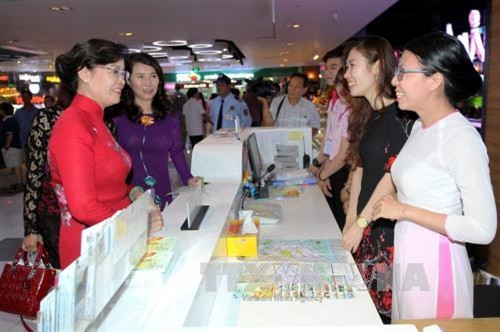 Chủ tịch HĐND Thành phố Hồ Chí Minh Nguyễn Thị Quyết Tâm tham quan Chợ ẩm thực và mua sắm hiện đại Sense Market. Ảnh: Thanh Vũ - TTXVN