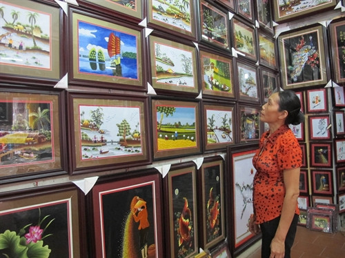 Sản phẩm thêu ren truyền thống Văn Lâm. Ảnh: Thùy Dung – TTXVN