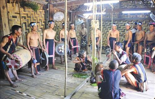 Nghi lễ lên nhà rông mới. Ảnh: Hoài Nam – TTXVN Nghi lễ lên nhà rông mới. Ảnh: Hoài Nam – TTXVN