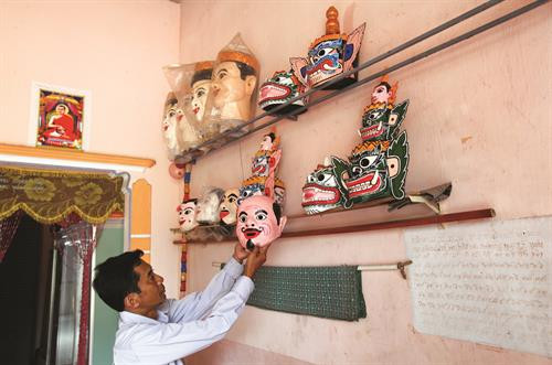 Một số kiểu mặt nạ và mão truyền thống của người Khmer