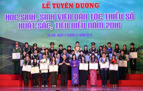 Các học sinh, sinh viên dân tộc thiểu số xuất sắc, tiêu biểu năm 2016 được tuyên dương.