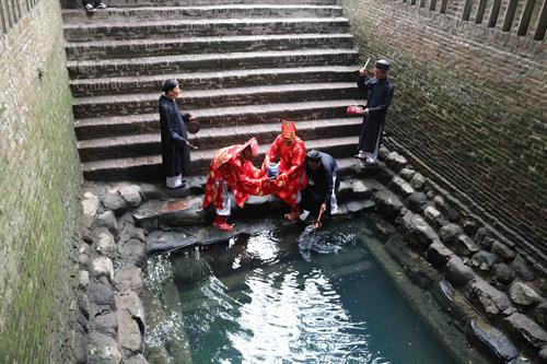 Các cụ cao niên lấy nước tại giếng Ngọc rước về đền Vua Bà làm lễ tắm Vua Bà. Ảnh: Thái Hùng - TTXVN Các cụ cao niên lấy nước tại giếng Ngọc rước về đền Vua Bà làm lễ tắm Vua Bà. Ảnh: Thái Hùng - TTXVN