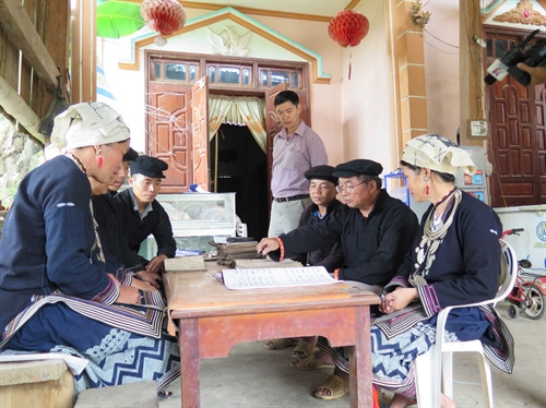 Các nghệ nhân truyền dạy văn hóa dân tộc. Các nghệ nhân truyền dạy văn hóa dân tộc.