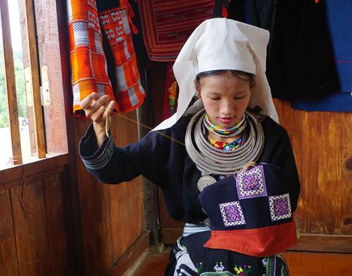 Cao Bằng có 8 dân tộc cùng chung sống, tạo nên 1 bản sắc văn hóa độc đáo, có thể thu hút khách du lịch đến thăm quan.