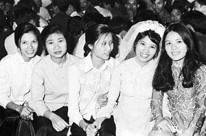 Chung vui trong đám cưới của Nguyễn Thị Thanh và Khuất Dũng (1975) là các nữ PV (từ trái sang): Hồ Bạch Yến, Phạm Thị Ngoan, Trần Bích San. Ảnh: Tư liệu TTXVN Chung vui trong đám cưới của Nguyễn Thị Thanh và Khuất Dũng (1975) là các nữ PV (từ trái sang): Hồ Bạch Yến, Phạm Thị Ngoan, Trần Bích San. Ảnh: Tư liệu TTXVN