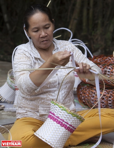 Trang trí sản phẩm giỏ hoa. Ảnh: Thông Hải Trang trí sản phẩm giỏ hoa. Ảnh: Thông Hải