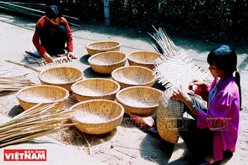 Làng nghề đan đát Vinh Ba cũng là nơi tạo việc làm cho lao động địa phương khi có hơn 300 lao động hiện đang tham gia sản xuất các sản phẩm.... Ảnh: Lê Minh Làng nghề đan đát Vinh Ba cũng là nơi tạo việc làm cho lao động địa phương khi có hơn 300 lao động hiện đang tham gia sản xuất các sản phẩm.... Ảnh: Lê Minh