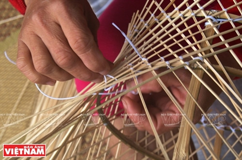 Một công đoạn sản xuất trong nghề đan đát ở Vinh Ba. Ảnh: Nguyễn Vũ Thành Đạt