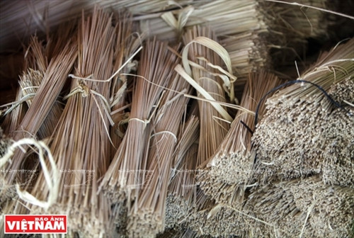 Nguyên liệu tre, nứa hiện có sẵn tại địa phương là lợi thế để Vinh Ba phát triển các sản phẩm đan đát . Ảnh: Thông Hải Nguyên liệu tre, nứa hiện có sẵn tại địa phương là lợi thế để Vinh Ba phát triển các sản phẩm đan đát . Ảnh: Thông Hải