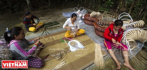 ...ở các công đoạn khác nhau của nghề đan lát. Ảnh: Thông Hải ...ở các công đoạn khác nhau của nghề đan lát. Ảnh: Thông Hải