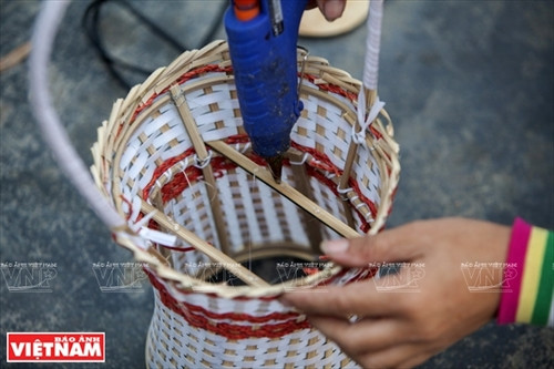 Tạo độ kết dính bằng keo nhựa cho sản phẩm đan đát mỹ nghệ Vinh Ba. Ảnh: Thông Hải Tạo độ kết dính bằng keo nhựa cho sản phẩm đan đát mỹ nghệ Vinh Ba. Ảnh: Thông Hải