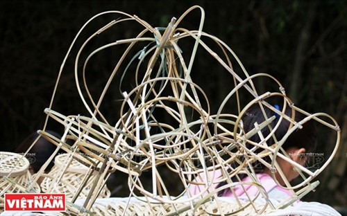 Khung sản phẩm đan đát mỹ nghệ Vinh Ba. Ảnh: Nguyễn Vũ Thành Đạt