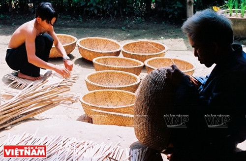 Sản phẩm đan đát Vinh Ba chủ yếu là những sản phẩm tre, nứa phục vụ đời sống hàng ngày như rổ, rá, vỉ tráng bánh… Ảnh: Lê Minh Sản phẩm đan đát Vinh Ba chủ yếu là những sản phẩm tre, nứa phục vụ đời sống hàng ngày như rổ, rá, vỉ tráng bánh… Ảnh: Lê Minh