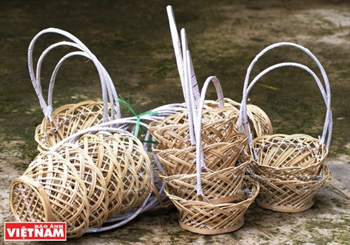 Các mẫu sản phẩm phẩm đan đát mỹ nghệ Vinh Ba hiện được khách hàng ưa chuộng trên thị trường. Ảnh: Thông Hải